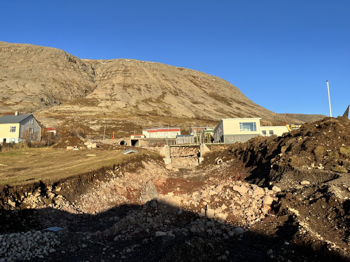Unnið að bráðavörnum í Stekkagili
