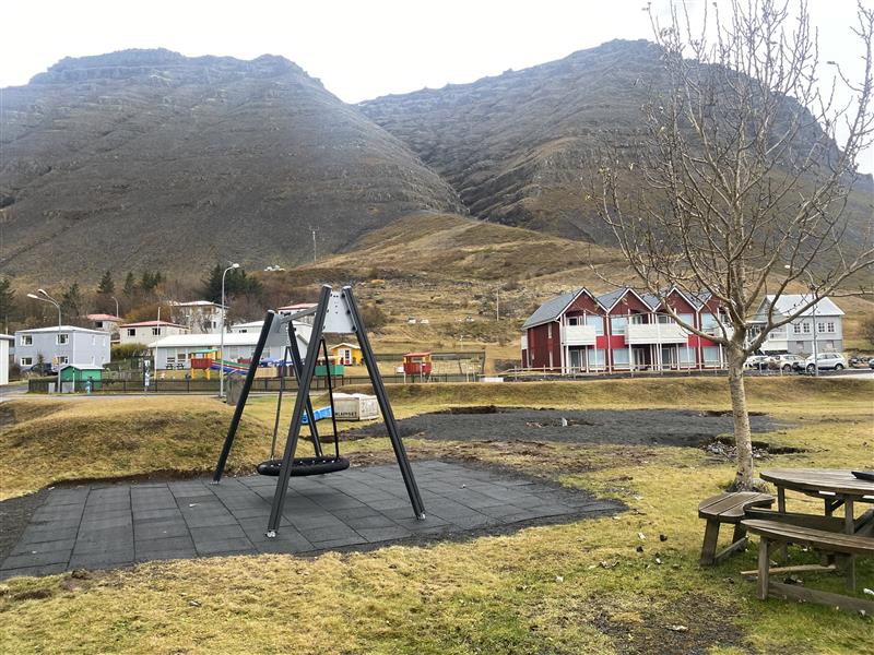 Unnið er að uppsetning klifurpíramída