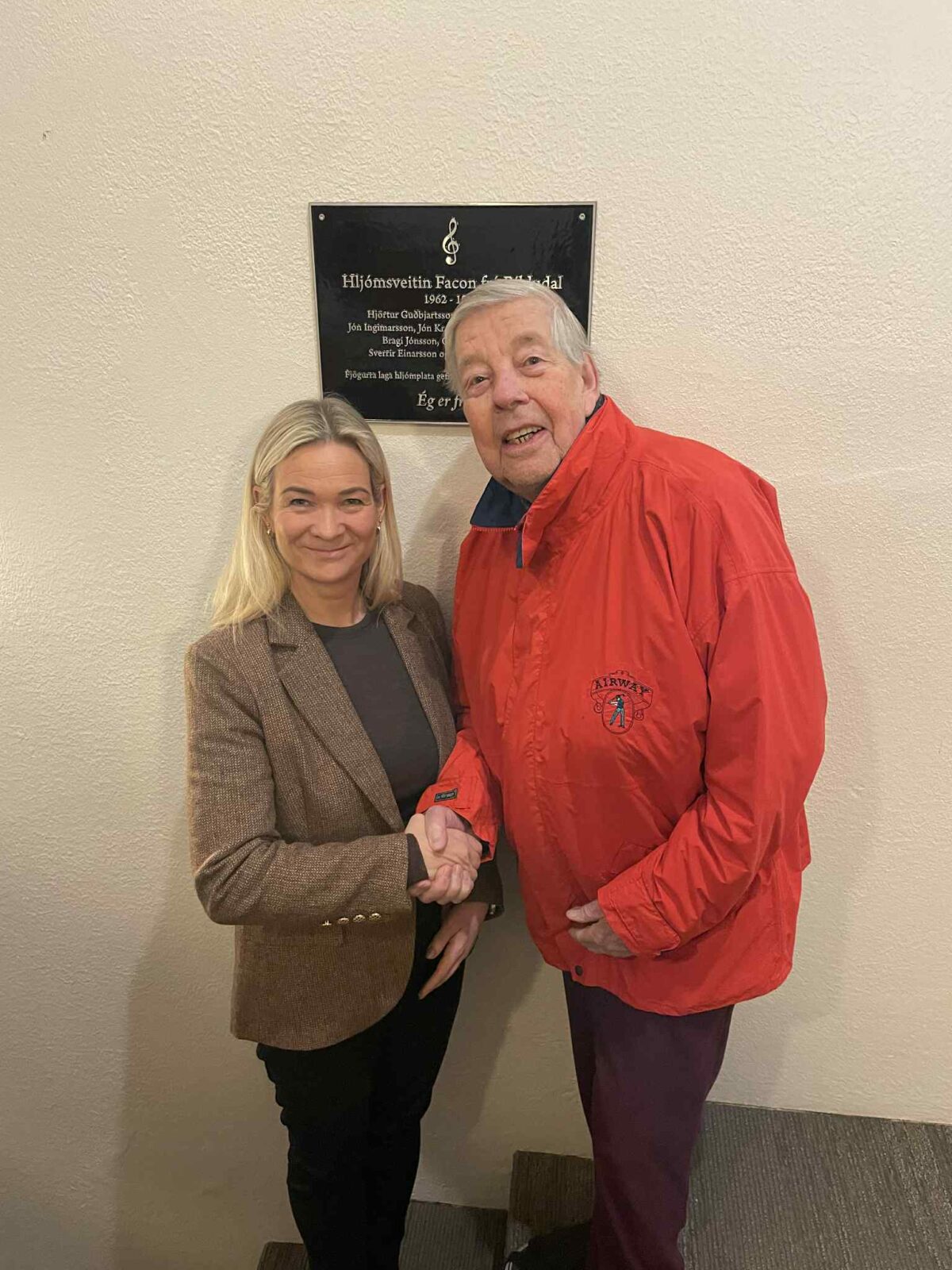 Gerður Björk Sveinsdóttir, bæjarstjóri, og Jón Kr. Ólafsson, söngvari Facon, við skjöldinn.